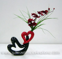 Kalpli Seramikte Orkide çiçeği.Özel Günlerinizde en ideal ve hesaplı çiçek siparişi.